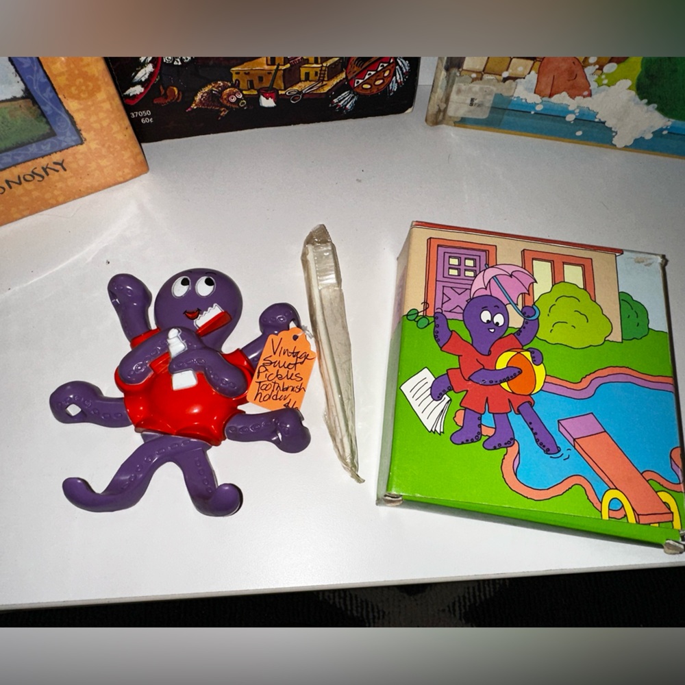 Avon Vintage Outraged Octopus Toothbrush holder and toothbrush